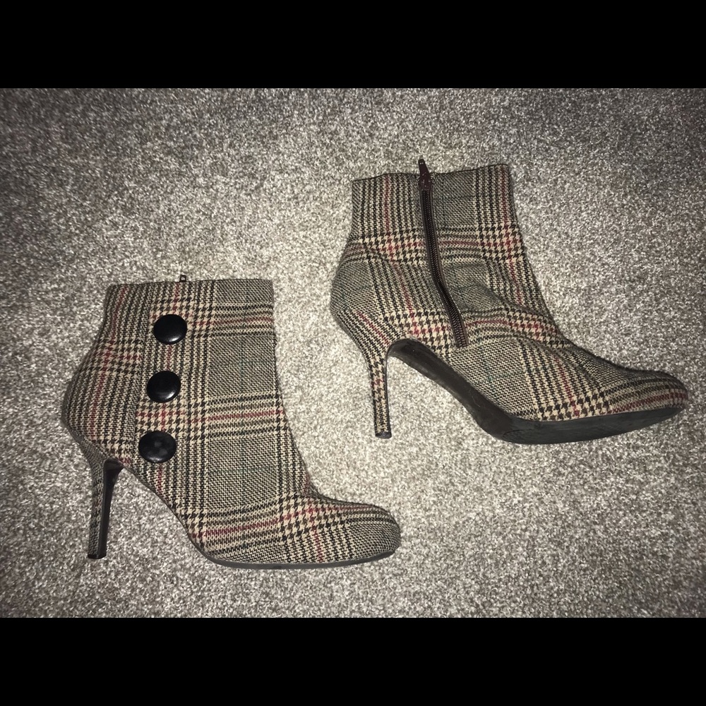 Diba size 11 heels with zipper on the side.
